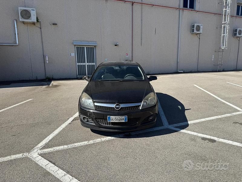 Nero Usata 2007 Opel Astra GTC Enjoy Tre volumi | 700 € (Super prezzo) - Immagine 1/4