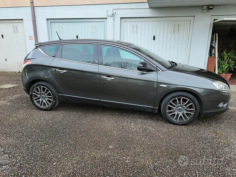 Usata Lancia Delta 120 CV (88 kW) 2011 Utilitaria