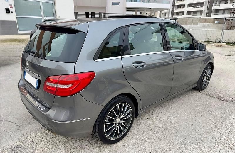 Usata Mercedes B200 Premium 156 CV (114 kW) 2012 Grigio Monovolume
