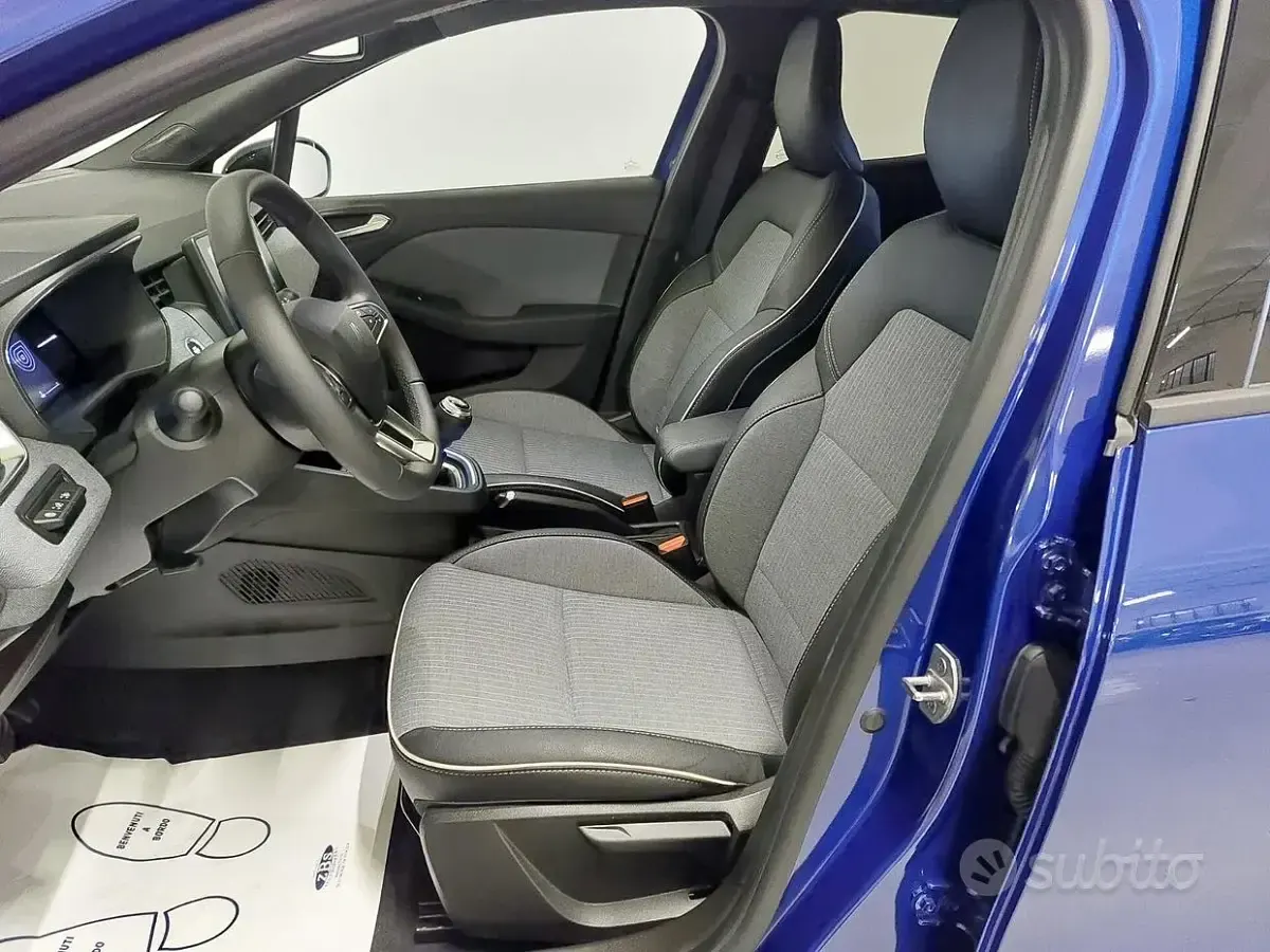 Usata Renault Clio V Techno 91 CV (66 kW) 2025 Blu/azzurro Berlina