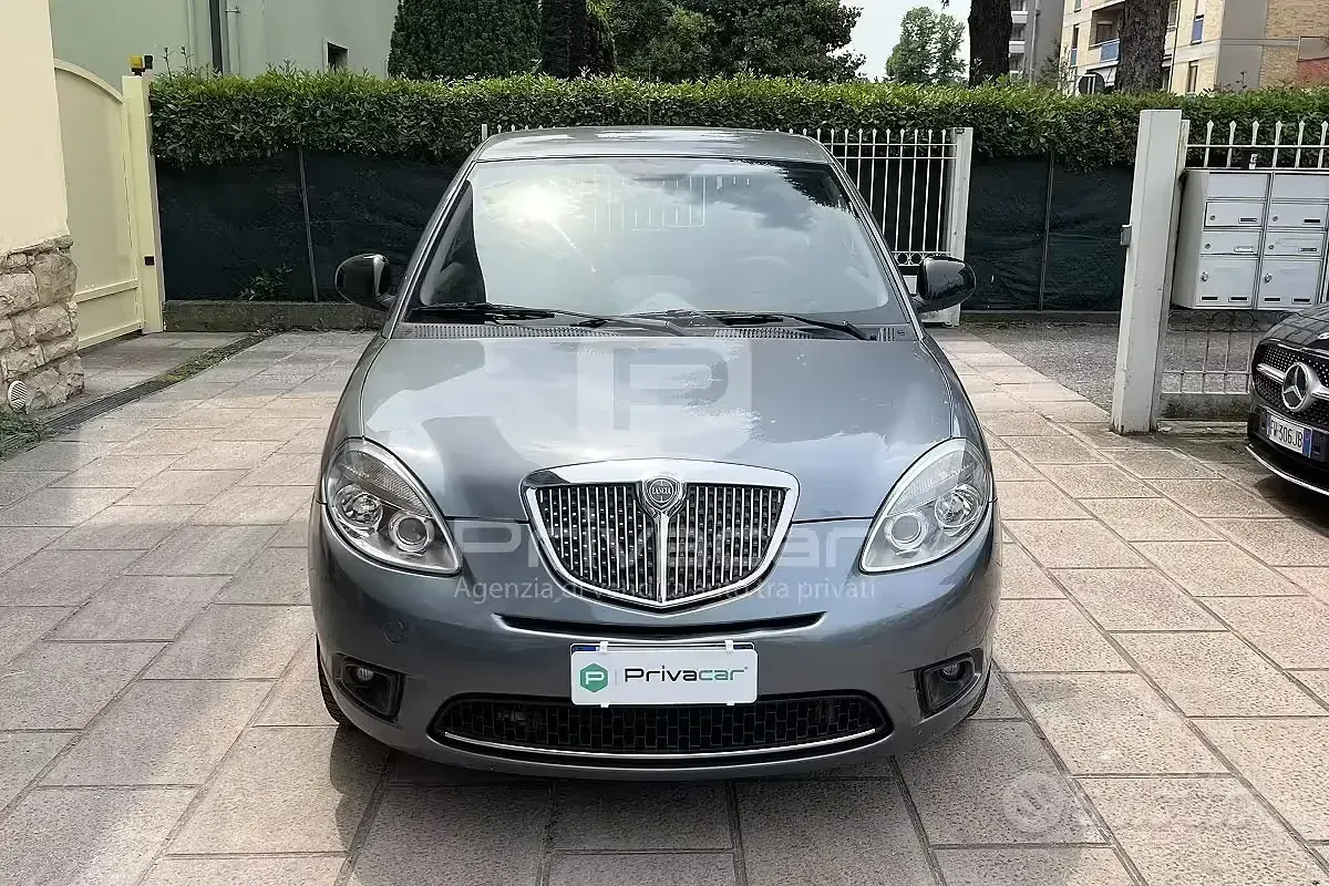 Usata Lancia Ypsilon 69 CV (50 kW) 2012 Grigio Utilitaria