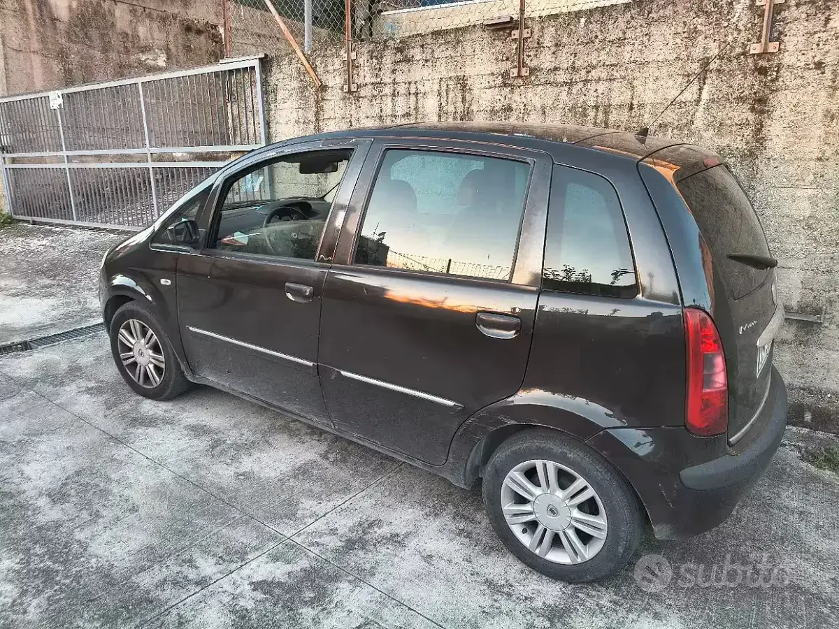 Usata Lancia Musa 101 CV (74 kW) 2008 Marrone Monovolume