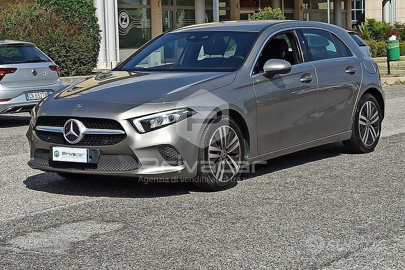 Grigio Usata 2020 Mercedes A200 Due volumi | 23.999 € (Buon prezzo) - Immagine 1/4