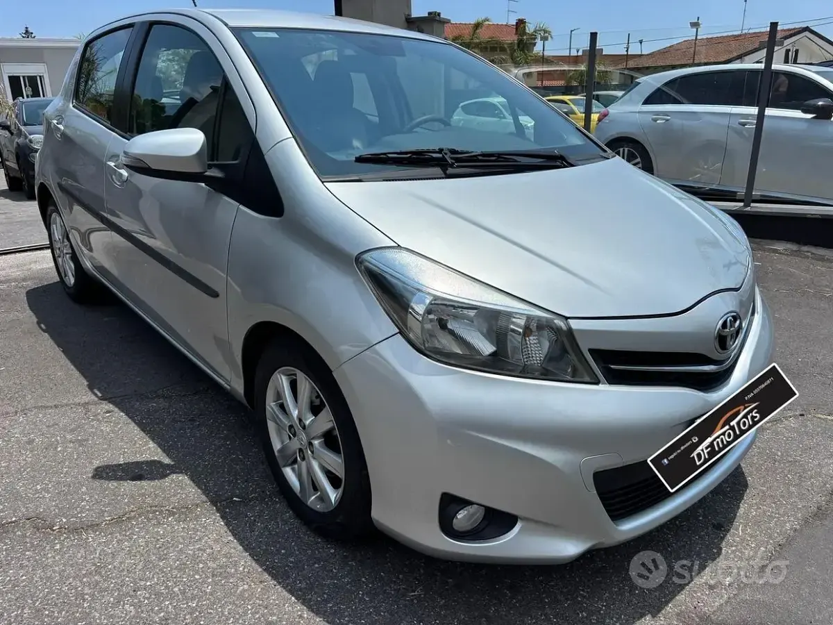 Usata Toyota Yaris Lounge 90 CV (66 kW) 2012 Grigio Utilitaria