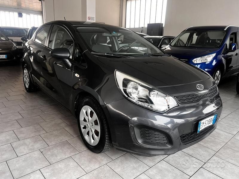 Usata Kia Rio EX 90 CV (66 kW) 2012 Grigio Berlina