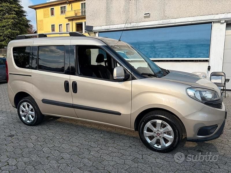 Begagnad Fiat Doblò Lounge 120 HK (88 kW) 2015 Grå Minibuss