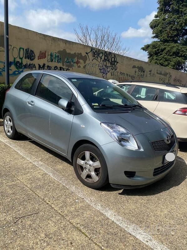 Usata Toyota Yaris 65 CV (47 kW) 2006 Grigio Utilitaria