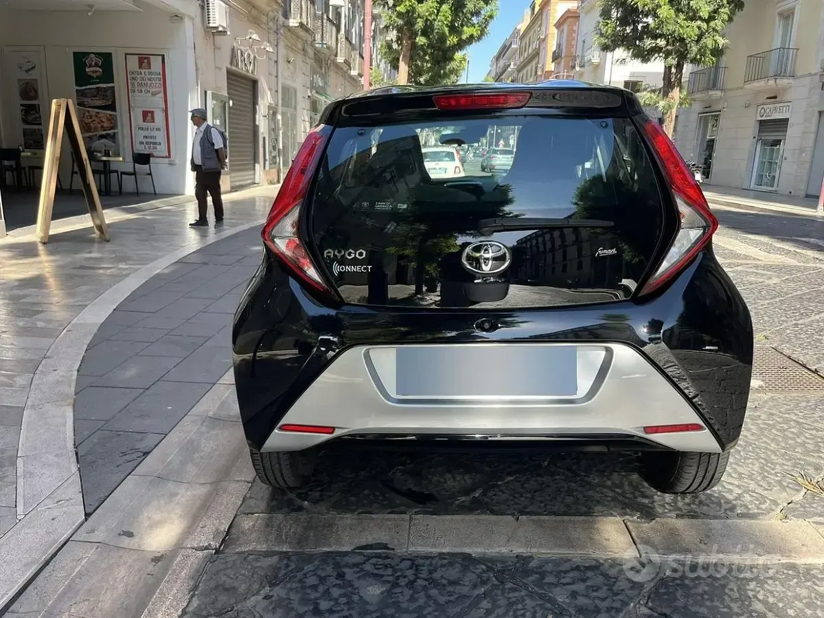 Usata Toyota Aygo Connect Style 72 CV (52 kW) 2020 Nero Utilitaria