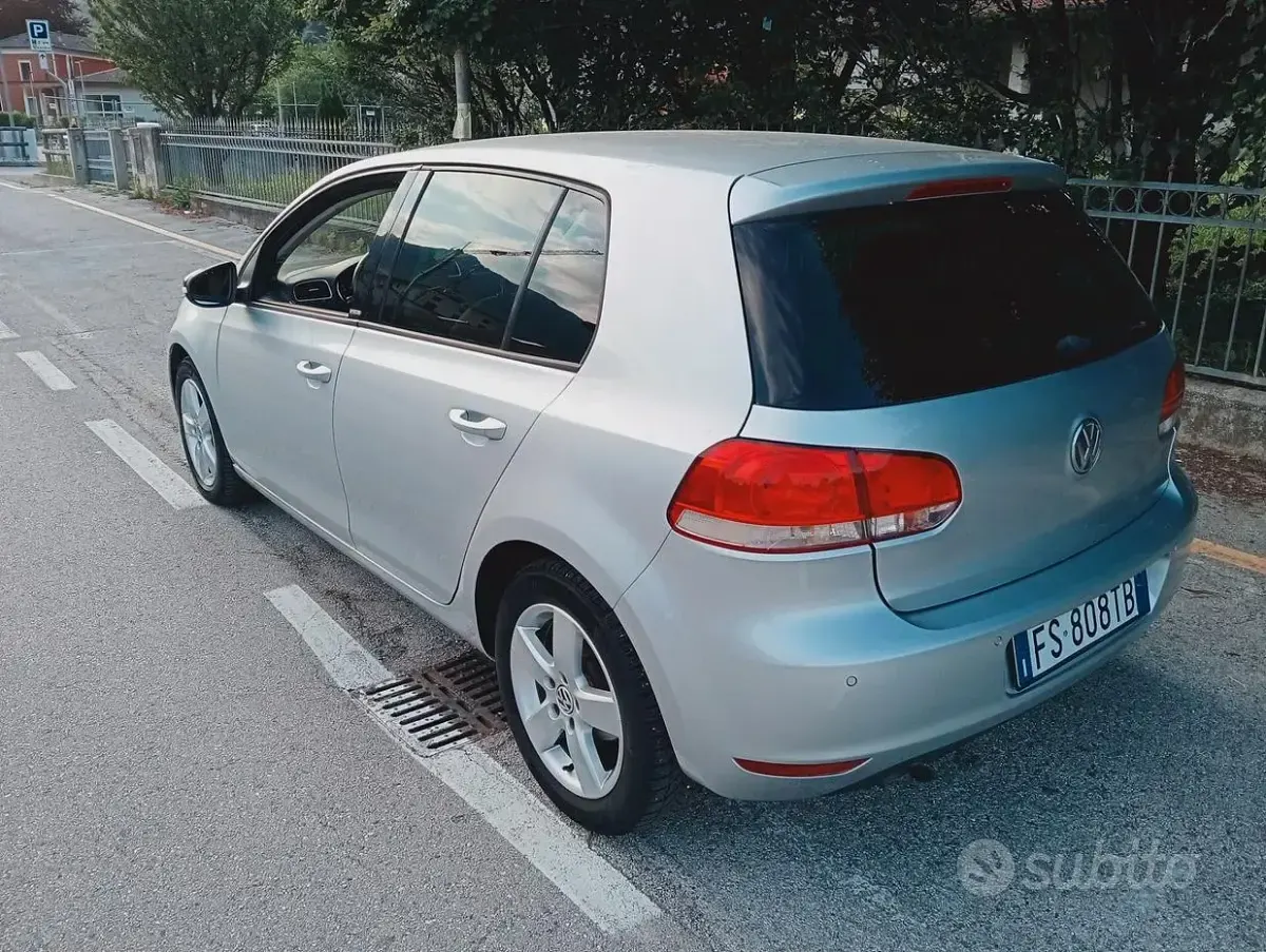 Usado VW Golf VI Highline 105 CV (77 kW) 2011 Gris Utilitario