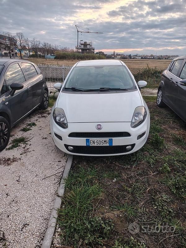 Bianco Usata 2012 Fiat Punto Lounge Tre volumi | 3800 € (Cara) - Immagine 1/4