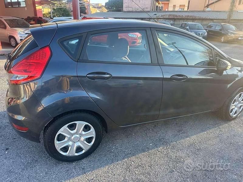 Usata Ford Fiesta Titanium 68 CV (50 kW) 2019 Grigio scuso Utilitaria