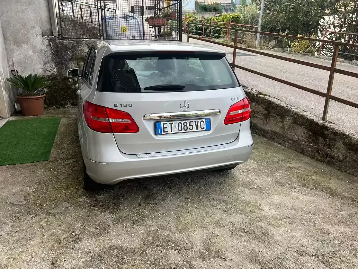Usata Mercedes B180 109 CV (80 kW) 2014 Grigio Utilitaria