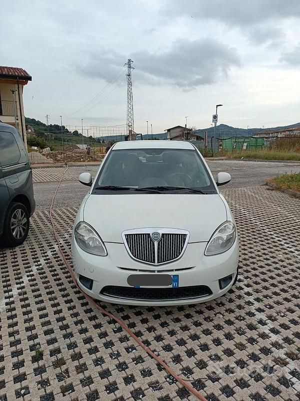 Usata Lancia Ypsilon 75 CV (55 kW) 2010 Bianco Utilitaria