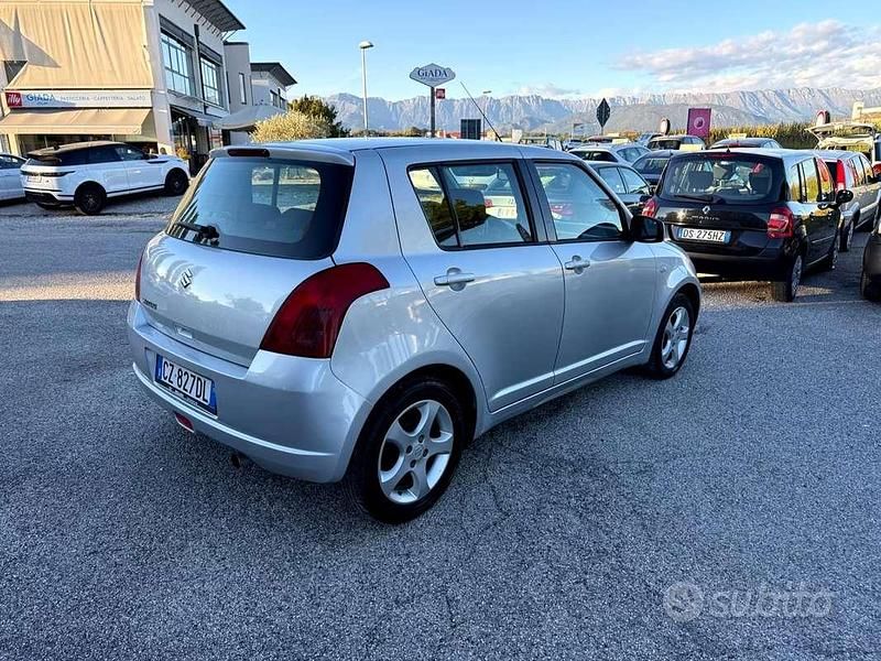 Second-hand Suzuki Swift GLX 69 CP (50 kW) 2006 Argintiu Hatchback