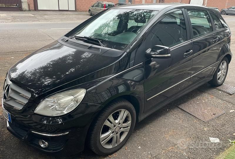 Nero Usata 2010 Mercedes B180 Executive Monovolume | 3300 € - Immagine 1/4