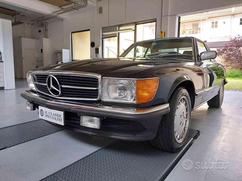 Usata Mercedes SL500 245 CV (180 kW) 1986 Nero ossidiana pastello Cabrio
