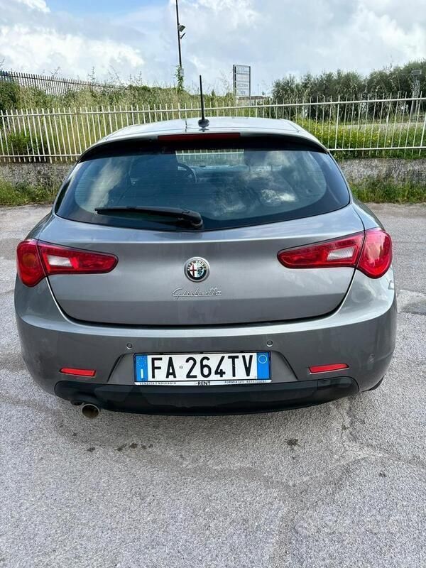 Usata Alfa Romeo Giulietta Distinctive 120 CV (88 kW) 2016 Grigio Utilitaria