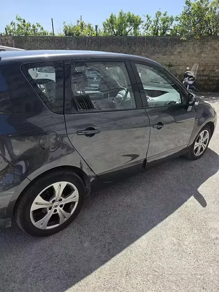 Usata Renault Scénic III XMOD 106 CV (77 kW) 2011 Nero Monovolume