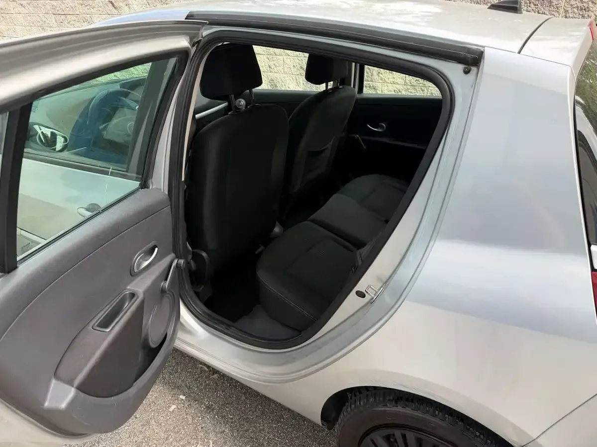 Usata Renault Clio II 75 CV (55 kW) 2009 Other Berlina