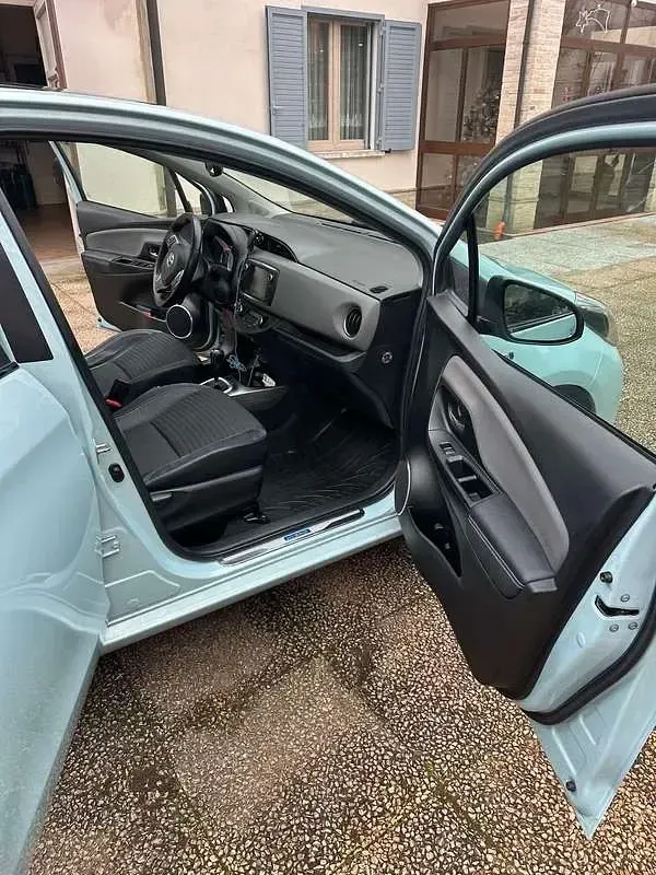 Usata Toyota Yaris Hybrid Style 75 CV (55 kW) 2015 Blu/azzurro Berlina