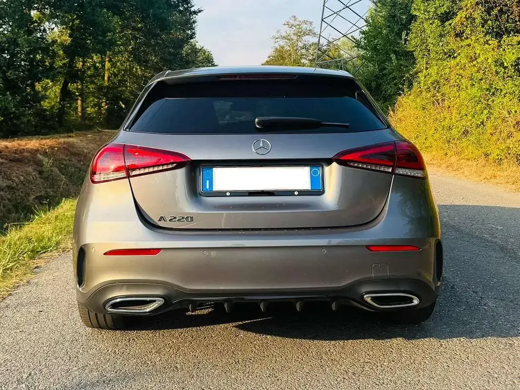 Usata Mercedes A180 Premium 116 CV (85 kW) 2019 Grigio Berlina