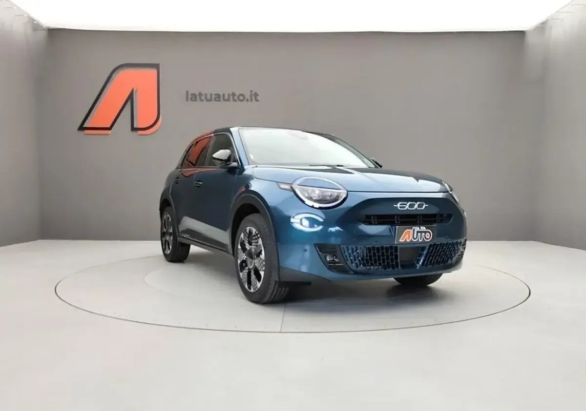 Nuova Fiat 600 La Prima 136 CV (100 kW) 2025 Verde SUV