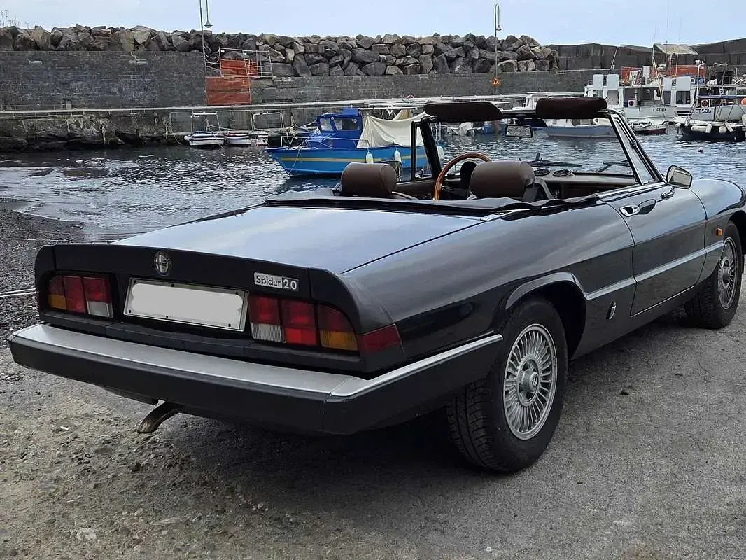 Begagnad Alfa Romeo Spider Veloce 128 HK (94 kW) 1983 Svart Cab