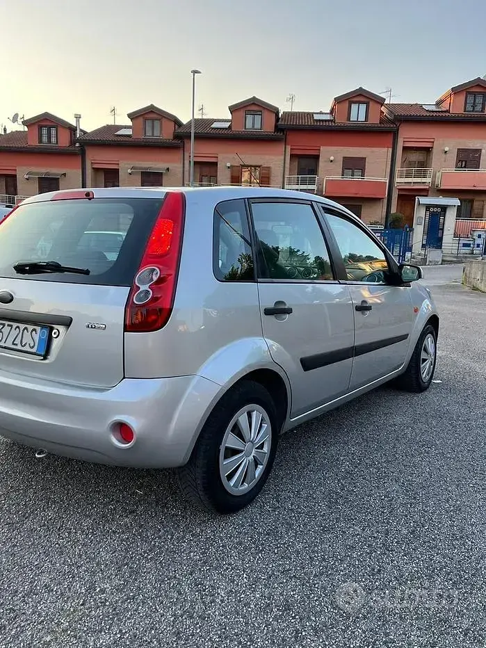 Usata Ford Fiesta 68 CV (50 kW) 2006 Grigio Utilitaria