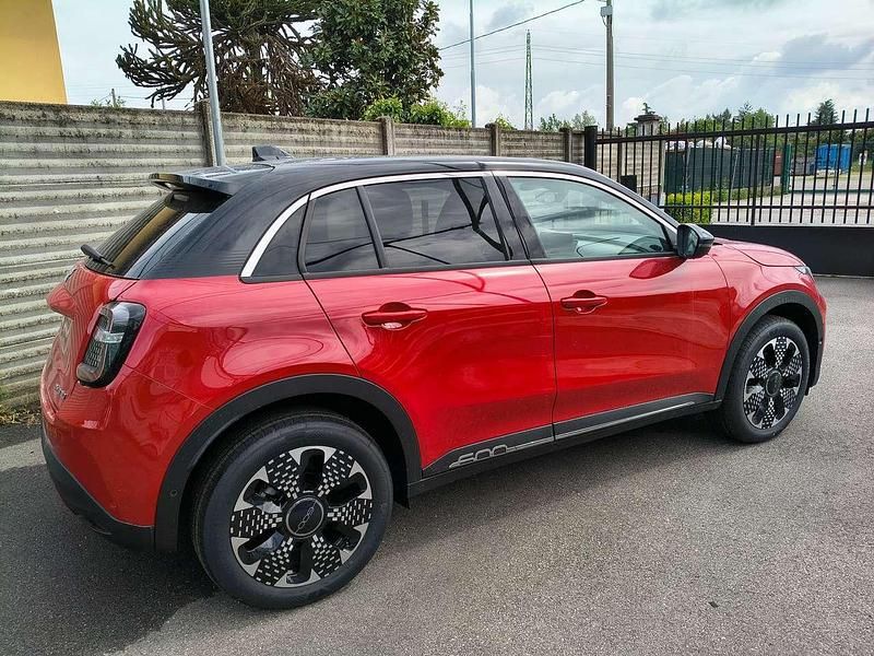 Nuova Fiat 600 La Prima 110 CV (80 kW) 2025 Rosso passione tetto nero SUV