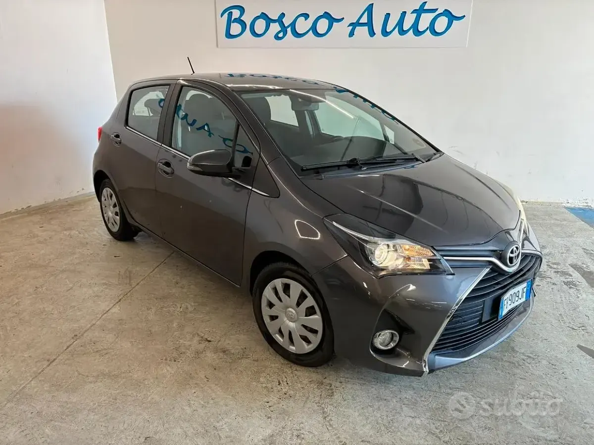 Usata Toyota Yaris Active 90 CV (66 kW) 2015 Grigio Utilitaria