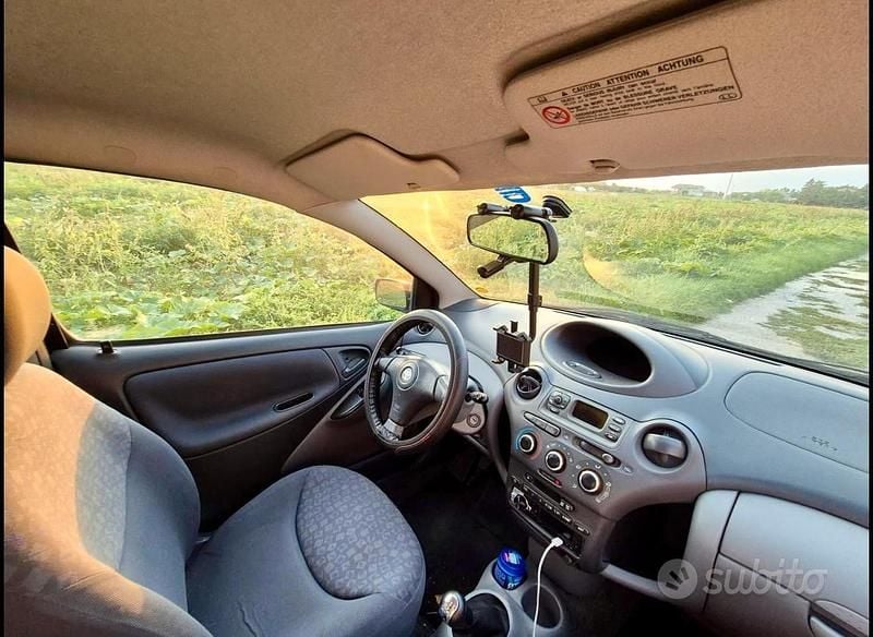 Usata Toyota Yaris Luna 86 CV (63 kW) 2001 Nero Berlina