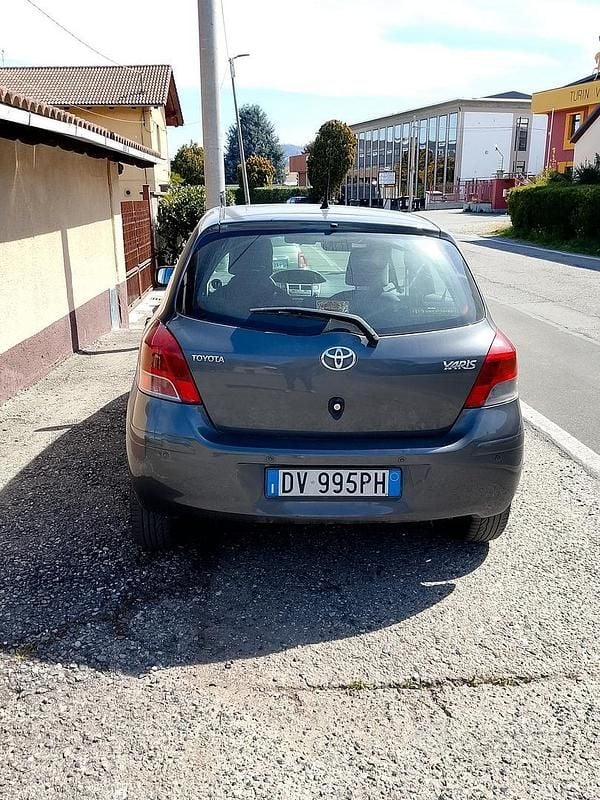 Usata Toyota Yaris 90 CV (66 kW) 2009 Grigio Utilitaria