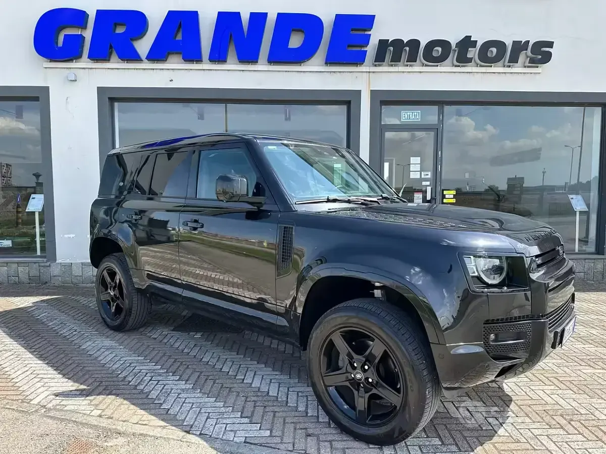Usata Land Rover Defender SE 200 CV (147 kW) 2020 Santorini black metallizzato SUV