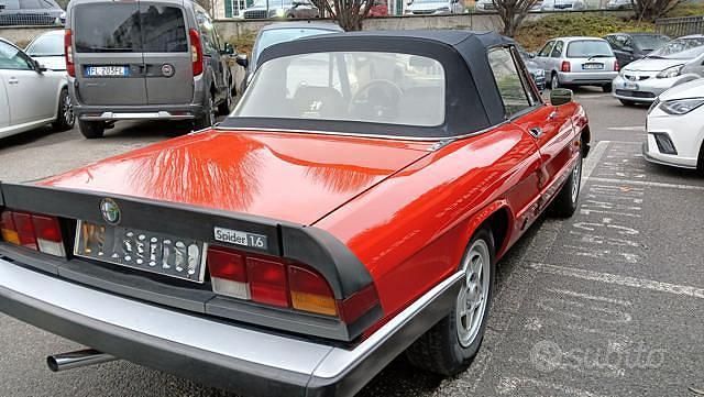 Usata Alfa Romeo Spider 109 CV (80 kW) 1984 Rosso Cabrio