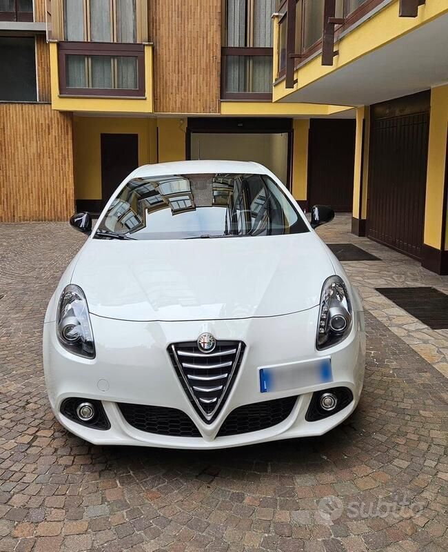 Usata 2015 Alfa Romeo Giulietta Distinctive Due volumi | 12.300 € (Cara) - Immagine 1/4