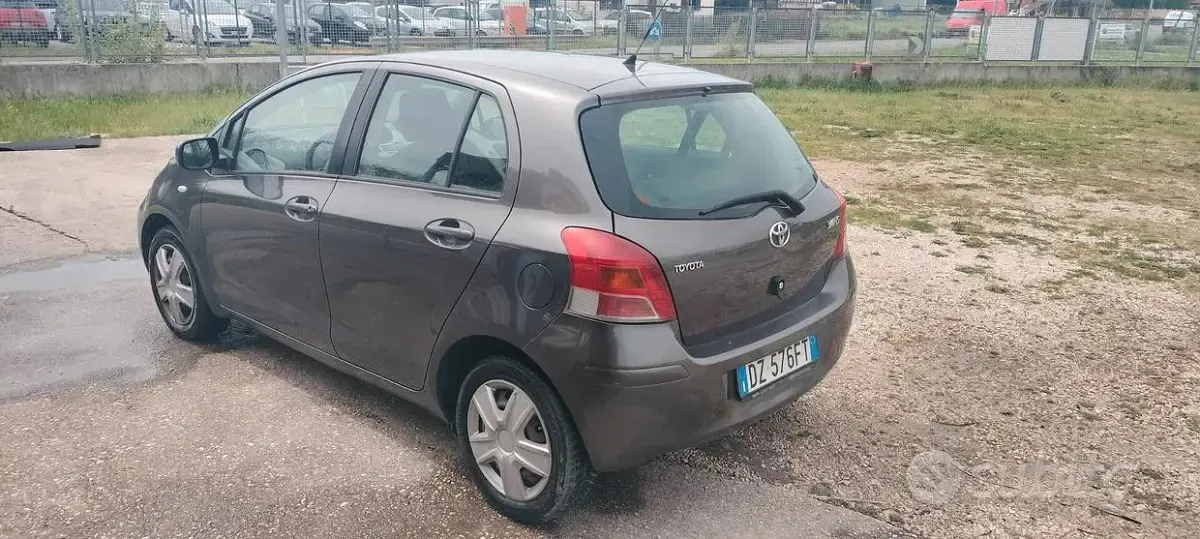 Usata Toyota Yaris Sol 100 CV (73 kW) 2009 Grigio Utilitaria