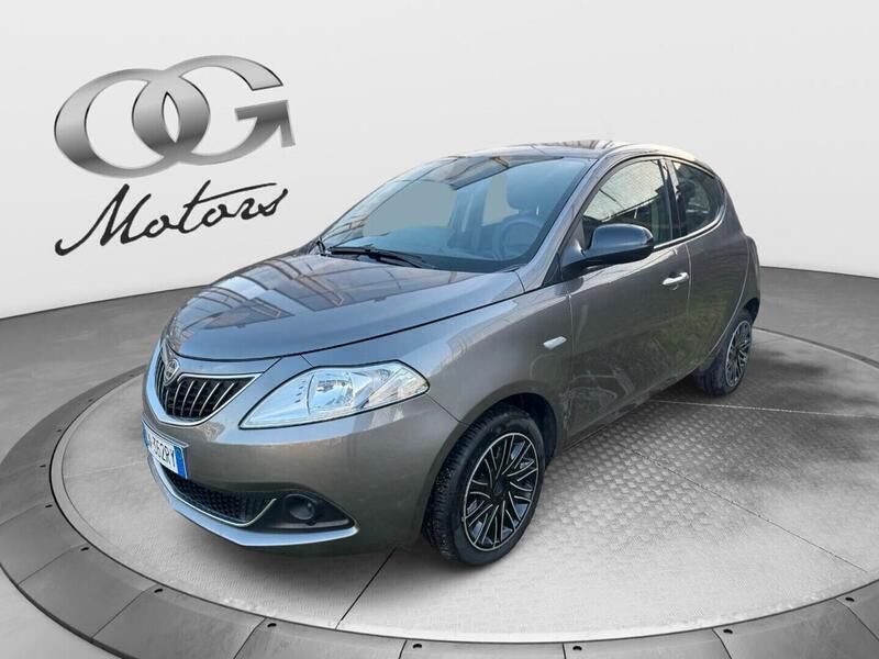 Grigio Usata 2023 Lancia Ypsilon Silver Due volumi | 10.990 € (Ottimo prezzo) - Immagine 1/4
