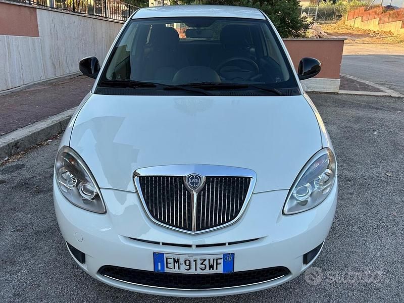 Usata Lancia Ypsilon 75 CV (55 kW) 2012 Bianco Utilitaria