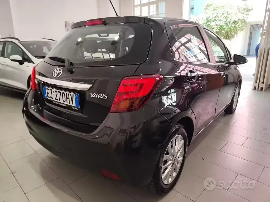 Usata Toyota Yaris Lounge 69 CV (50 kW) 2015 Nero Utilitaria