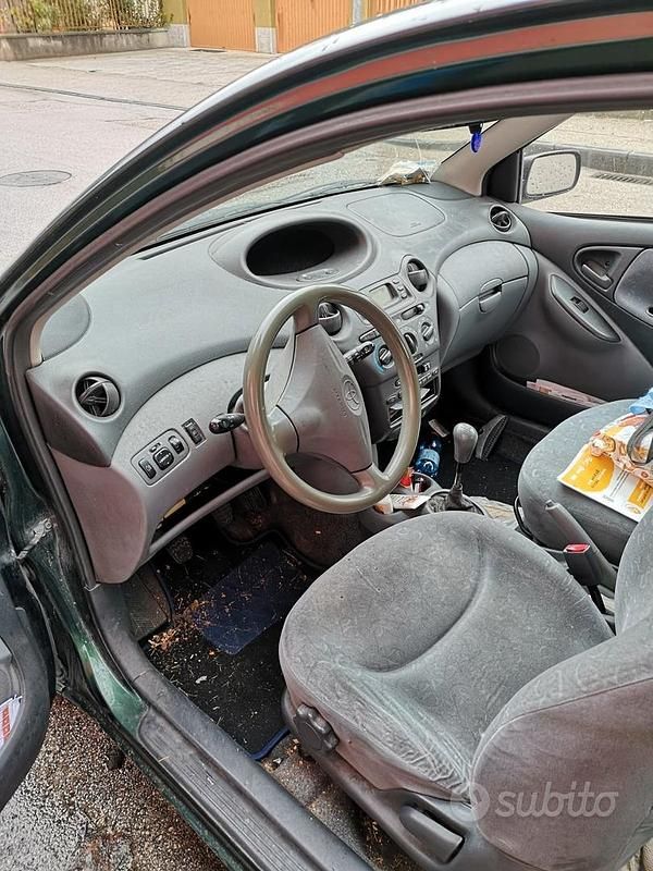 Usata Toyota Yaris 68 CV (50 kW) 2000 Verde Berlina
