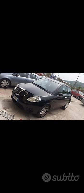 Usado Lancia Ypsilon 75 HP (55 kW) 2006 Preto Citadino