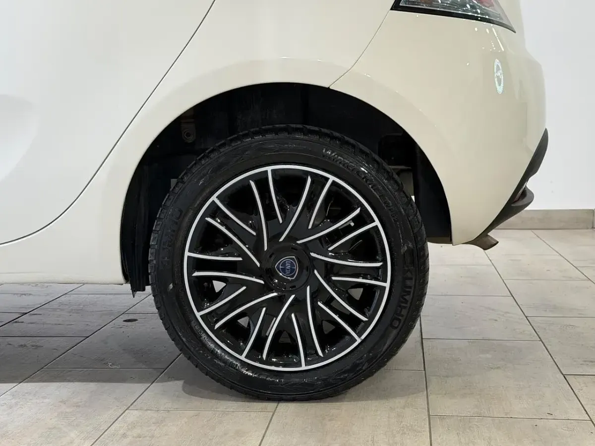 Usata Lancia Ypsilon 69 CV (50 kW) 2024 Bianco Utilitaria