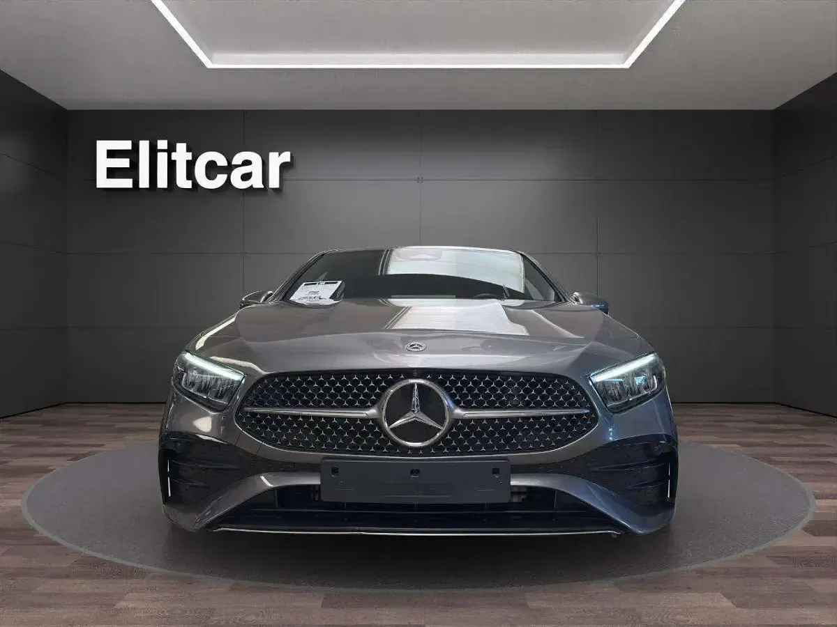 Usata Mercedes A180 AMG Line Premium 116 CV (85 kW) 2024 Grigio Berlina