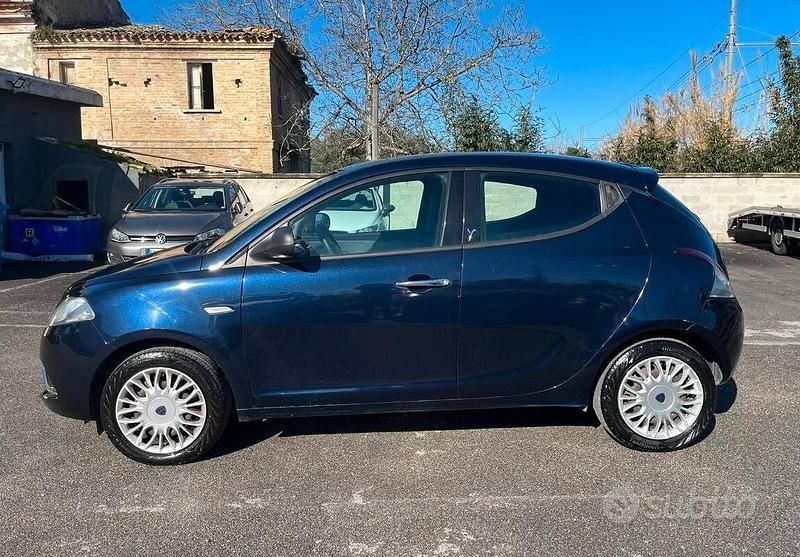 Usata Lancia Ypsilon Silver 69 CV (50 kW) 2016 Blu Utilitaria