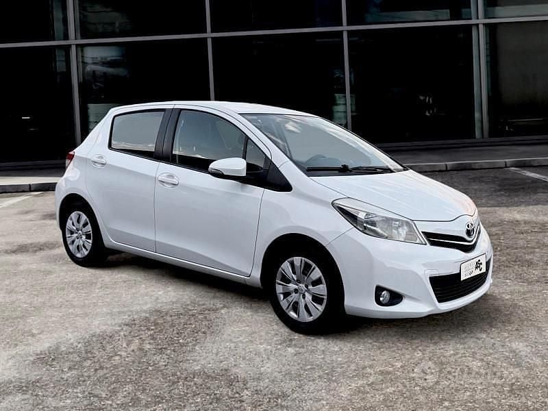 Usata Toyota Yaris Lounge 69 CV (50 kW) 2013 Bianco Berlina