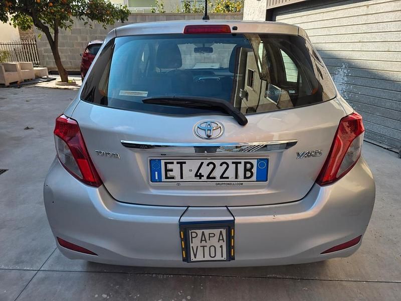 Usata Toyota Yaris Lounge 90 CV (66 kW) 2014 Grigio Berlina