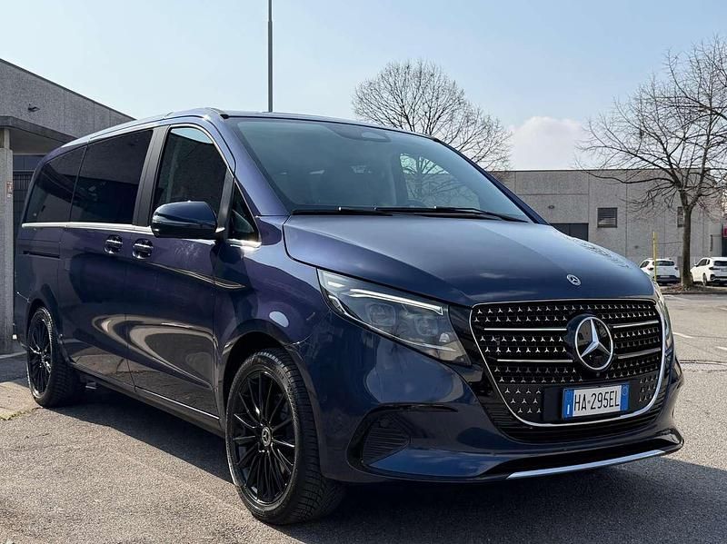 Usata Mercedes V220 Avantgarde 163 CV (119 kW) 2025 Sodalithblau metallizzato Monovolume