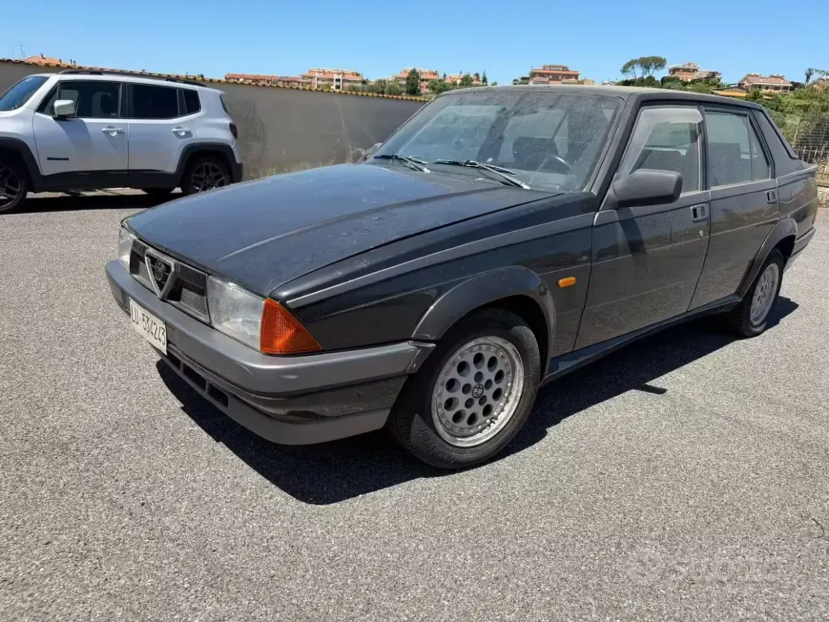 Usata Alfa Romeo 75 148 CV (108 kW) 1991 Nero Berlina
