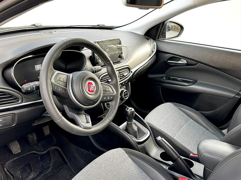 Usata Fiat Tipo Cross 101 CV (74 kW) 2022 Nero Berlina