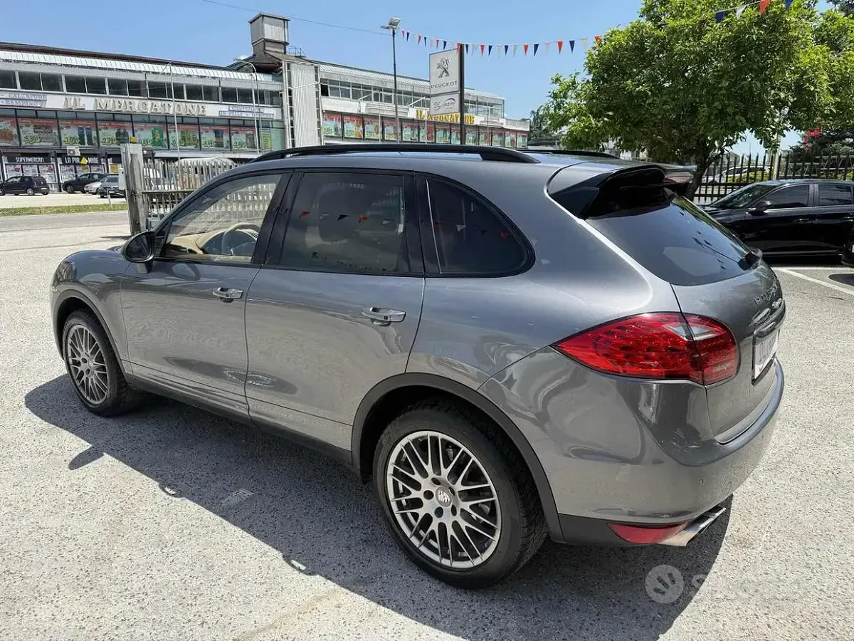Usata Porsche Cayenne Platinum Edition 245 CV (180 kW) 2013 Grigio SUV